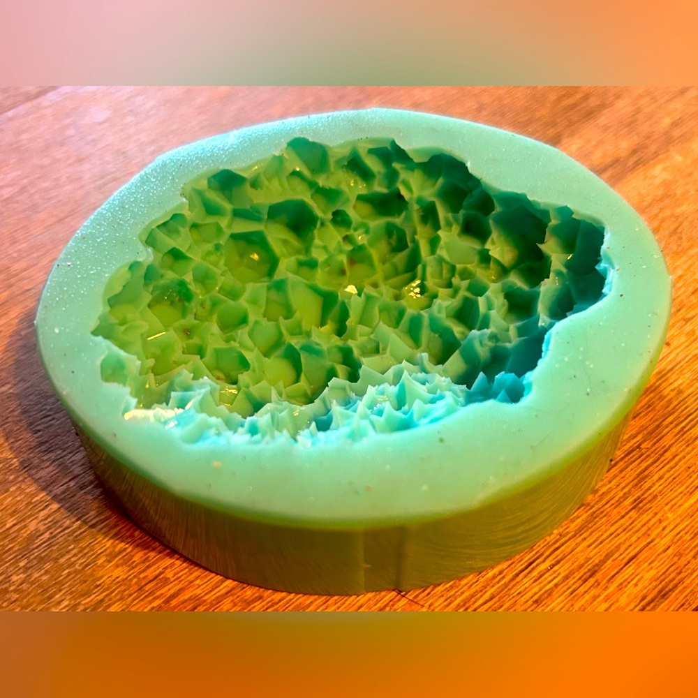 Crystal cluster mold